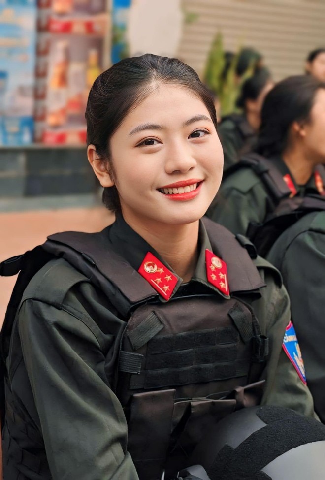 Hà Anh - cô gái 19 tuổi dẫn đầu Khối nữ Cảnh sát đặc nhiệm trong lễ diễu binh