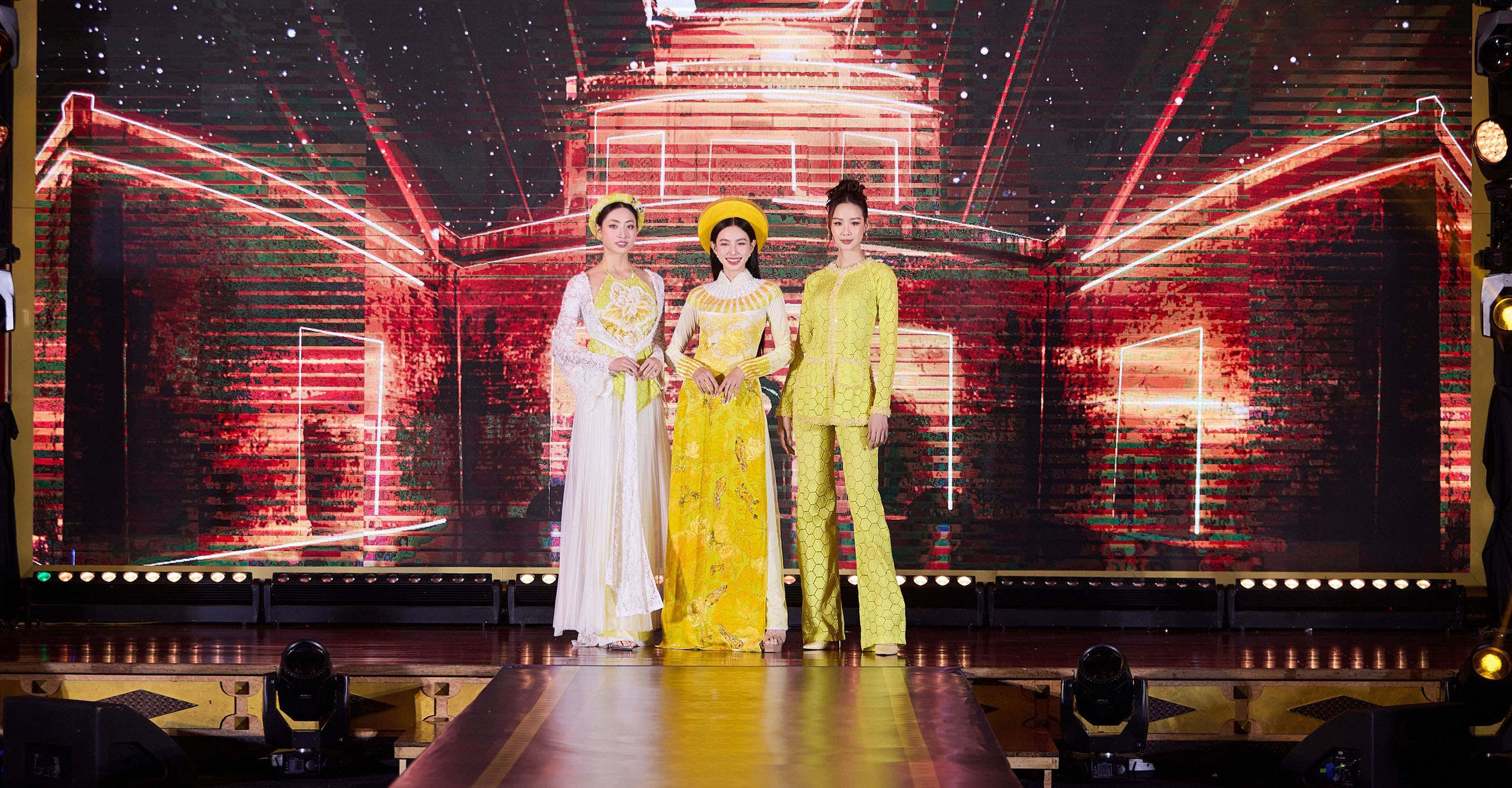 Mở đầu chương trình, 3 đại sứ gây ấn tượng với nhan sắc rạng ngời khi xuất hiện trên sân khấu với bộ trang phục đại diện 3 miền đến từ NTK Bảo Bảo