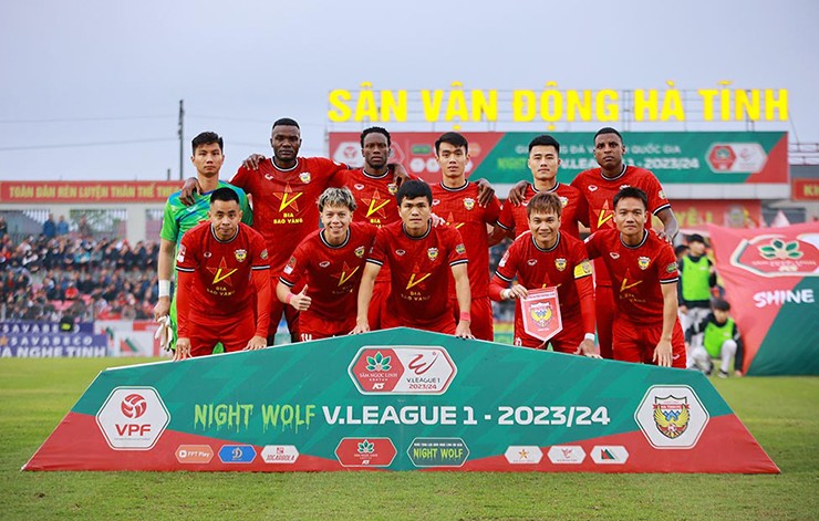 Đinh Thanh Trung (bìa phải) trong một trận đấu của CLB Hà Tĩnh tại V-League 2023/24.