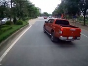 Ô tô - Clip: Khó hiểu xe bán tải phản ứng kiểu "dằn mặt" khi ô tô phía sau bóp còi