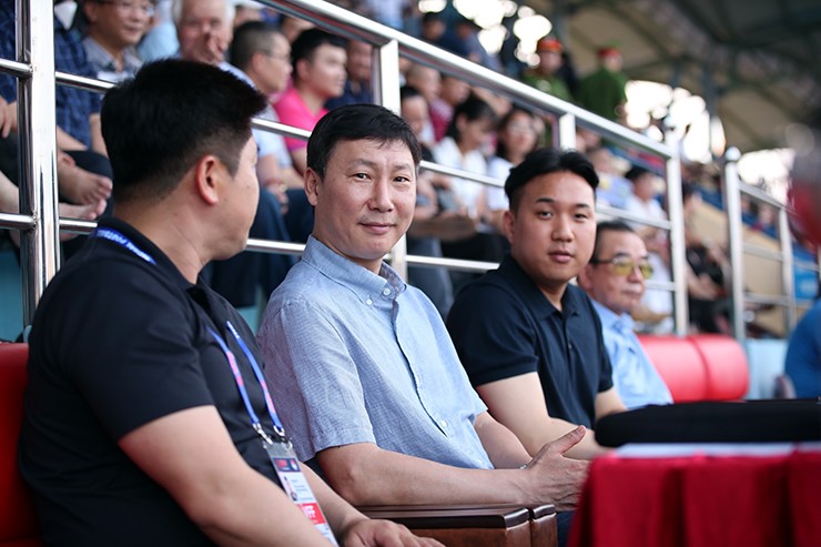 HLV Kim Sang Sik dự khán trận đấu giữa Nam Định và Bình Dương.