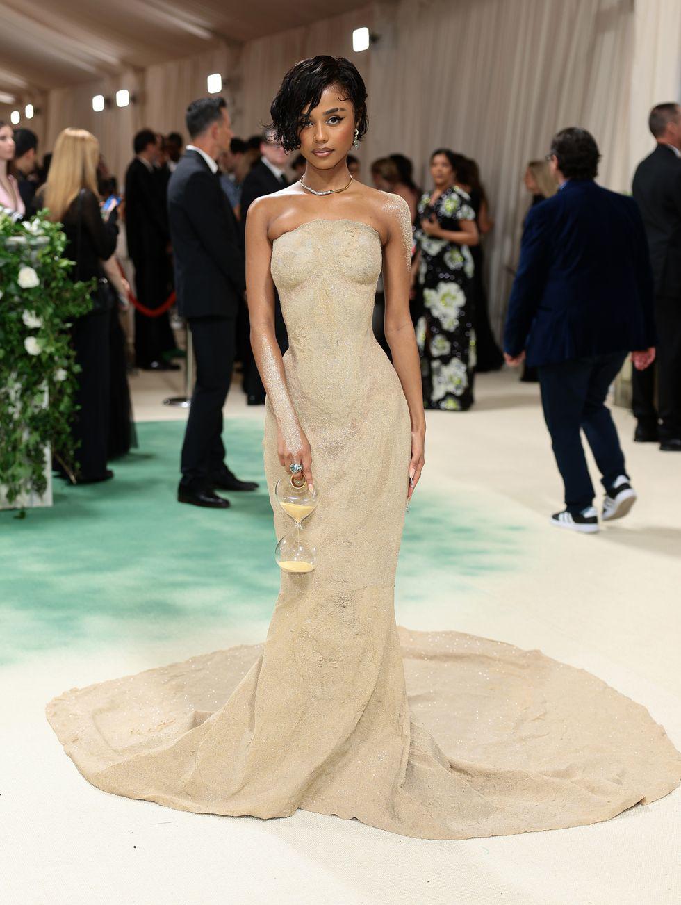 Độc đáo bộ váy làm từ cát, "có một không hai" tại đại tiệc thời trang lớn nhất thế giới - 1