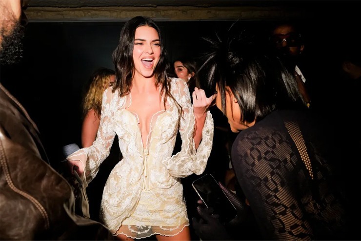 "Cô gái có khung cơ thể đẹp nhất thế gian" mặc váy mini đẹp hoàn hảo