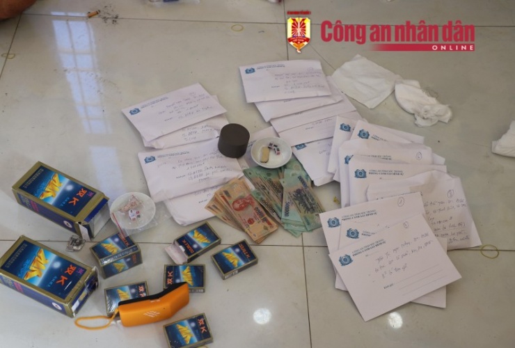 Các đối tượng trong vụ án cùng tang vật.&nbsp;