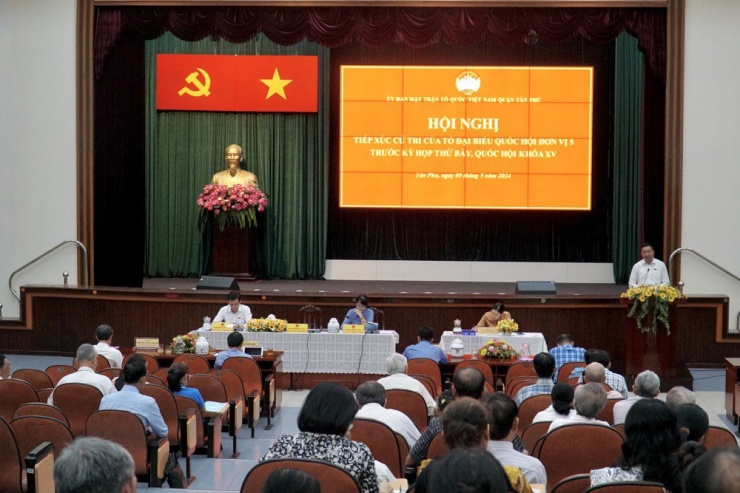 Toàn cảnh tiếp xúc cử tri quận Tân Phú. Ảnh: BẢO PHƯƠNG