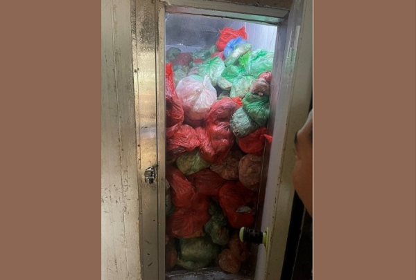 Gần 3 tấn thực phẩm "bẩn" đang phân huỷ, bốc mùi trong tủ đông lạnh.