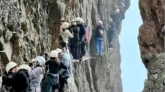 Khách du lịch bị mắc kẹt trên ngọn núi Nhạn Đãng ở phía đông Trung Quốc trong kỳ nghỉ quốc tế lao động.
