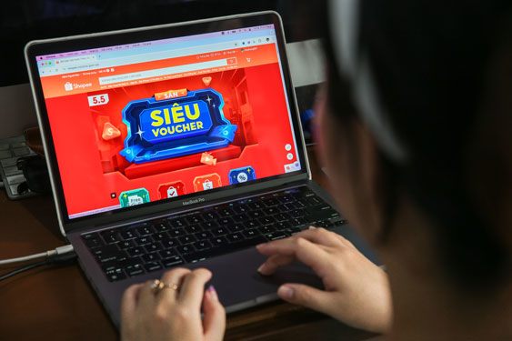 Các sàn thương mại điện tử liên tục đưa nhiều chính sách và ưu đãi hấp dẫn để tăng trải nghiệm và nhu cầu mua sắm của người dùng .Ảnh: HOÀNG TRIỀU
