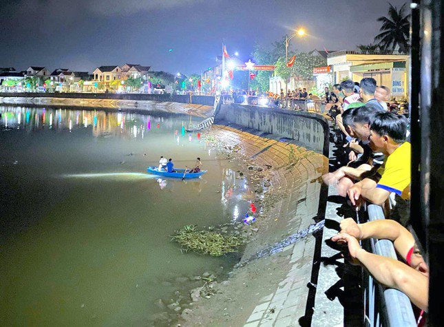 Sau nhiều giờ tìm kiếm, cơ quan chức năng và người dân đã tìm thấy thi thể nam sinh Q. trên sông Mai Giang.