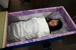 Giới trẻ thích thú... nằm trong quan tài, được tổ chức đám tang