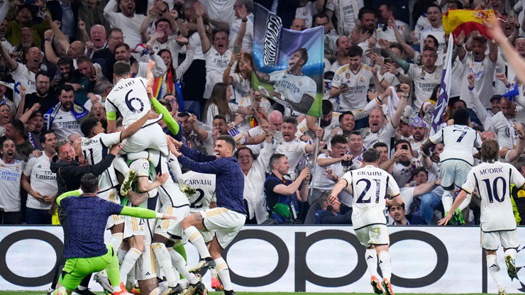 Các cầu thủ Real Madrid ăn mừng sau khi Joselu ghi bàn thắng thứ hai vào lưới Bayern Munich