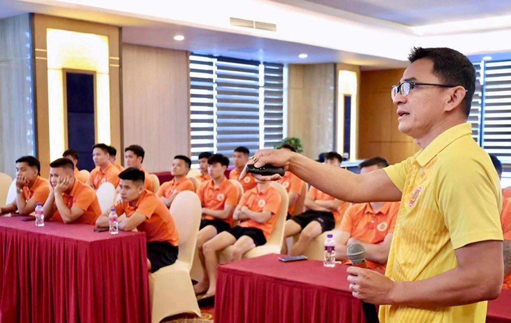 HLV&nbsp;Kiatisak đưa ra lời khuyên dành cho các cầu thủ Việt Nam