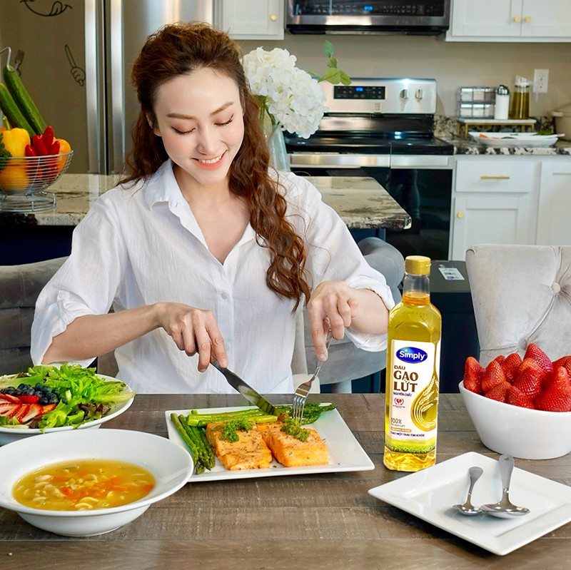 Một trong những bí quyết “không tuổi” của diễn viên Ngân Khánh là chăm sóc sức khỏe tim mạch với dầu gạo lứt Simply