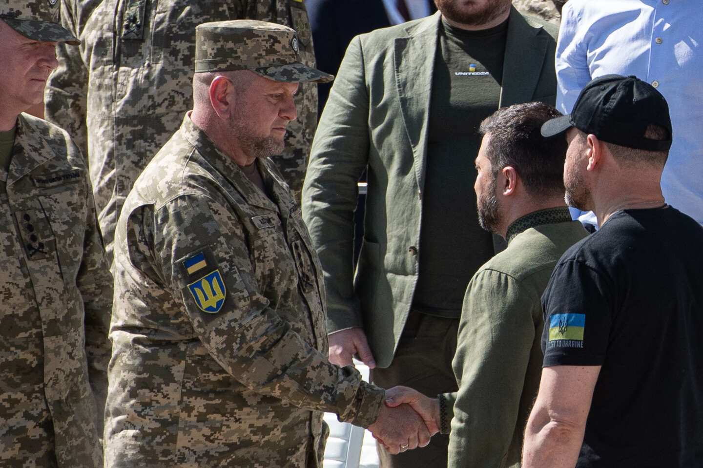 Ông Zaluzhnyi bắt tay Tổng thống Ukraine Zelensky (ảnh: Pravda)