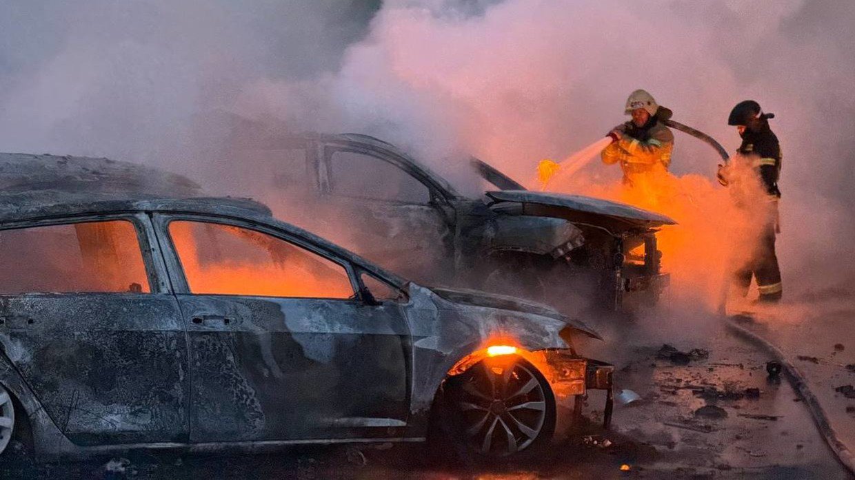 Lính cứu hỏa Nga dập lửa sau cuộc tấn công của Ukraine rạng sáng ngày 9/5.
