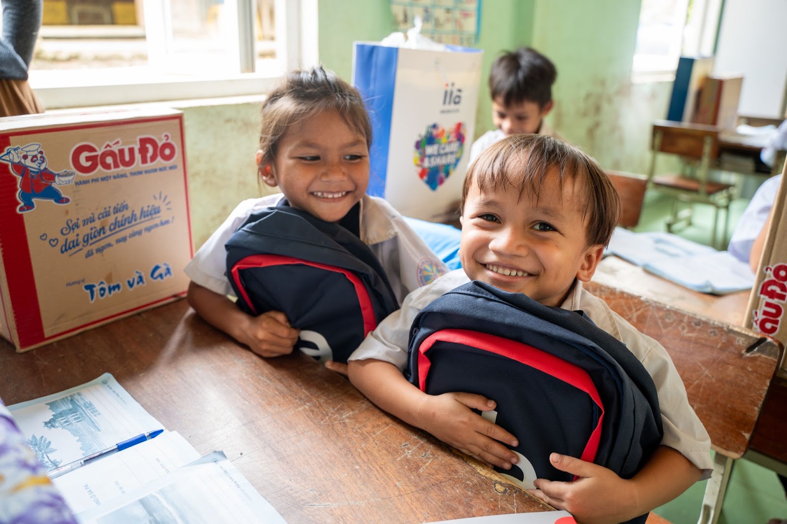 Những món quà thiết thực do ILA dành tặng các học sinh vùng cao. 