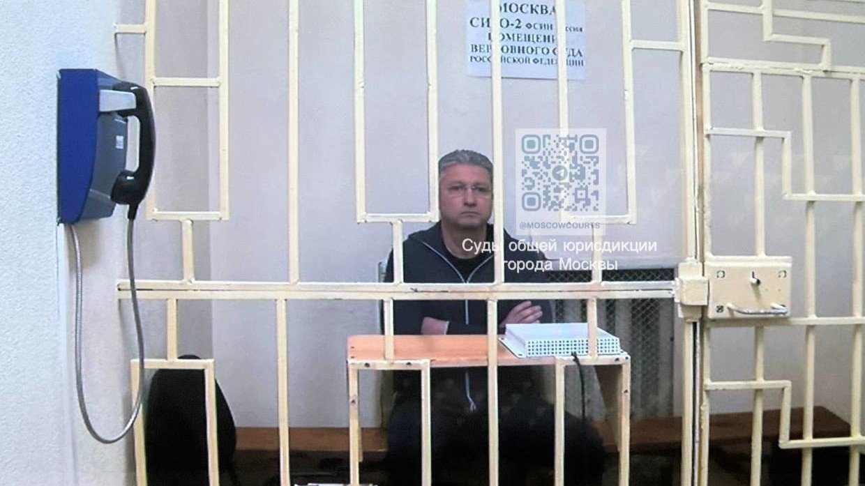 Ông Ivanov ngồi phía sau song sắt khi xuất hiện trước tòa ở thành phố Moscow vào ngày 8/5.
