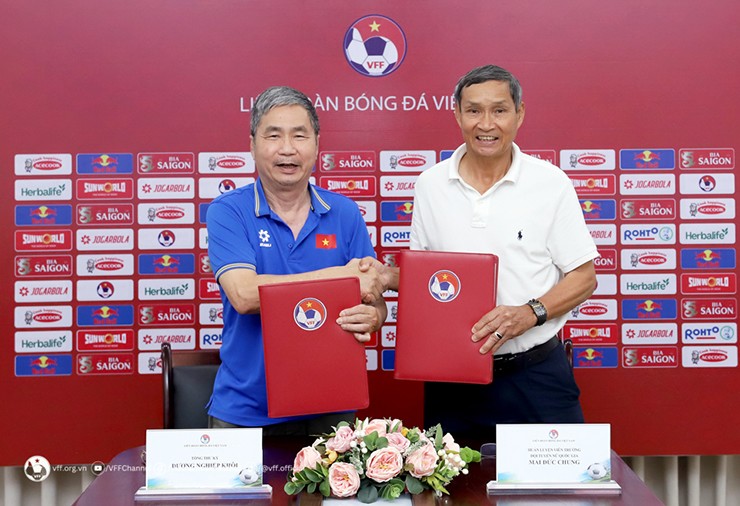 HLV Mai Đức Chung ký hợp đồng với VFF chiều ngày 9/5.