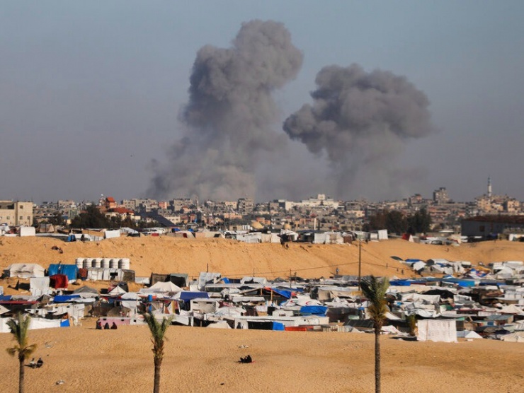 Cột khói bốc lên ở thành phố Rafah sau các cuộc không kích của Israel. Ảnh: GettyImages
