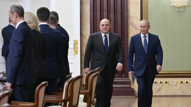 Tổng thống Nga Vladimir Putin (phải) và quyền Thủ tướng Nga Mikhail Mishustin. Ảnh: SPUTNIK