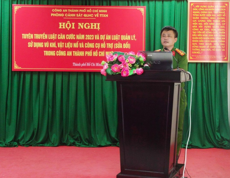 Thượng tá Nguyễn Ngọc Hải, Phó Trưởng phòng PC06 phát biểu tại hội nghị. Ảnh: NGUYỄN HIỀN