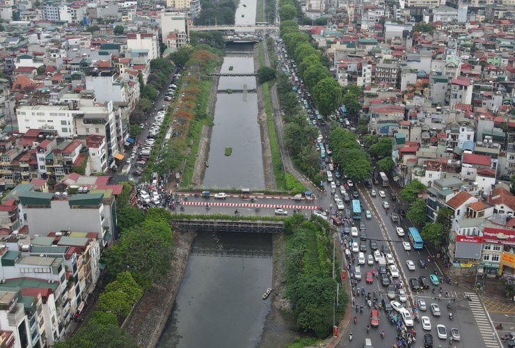 Hà Nội đang xem xét cải tạo, mở rộng đường Láng và làm đường trên cao nối trục vành đai 2. Ảnh: Trọng Phú.