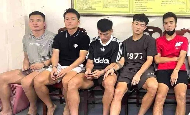 5 cầu thủ đội Hà Tĩnh bị công an TP Hà Tĩnh bắt ngày 4/5 vì sử dụng trái phép chất ma túy. Ảnh: Thanh Niên