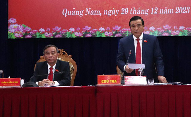Ông Trần Xuân Vinh (bìa trái) sẽ được phân công thực hiện nhiệm vụ, quyền hạn của Chủ tịch HĐND tỉnh Quảng Nam cho đến khi có tân Chủ tịch HĐND tỉnh