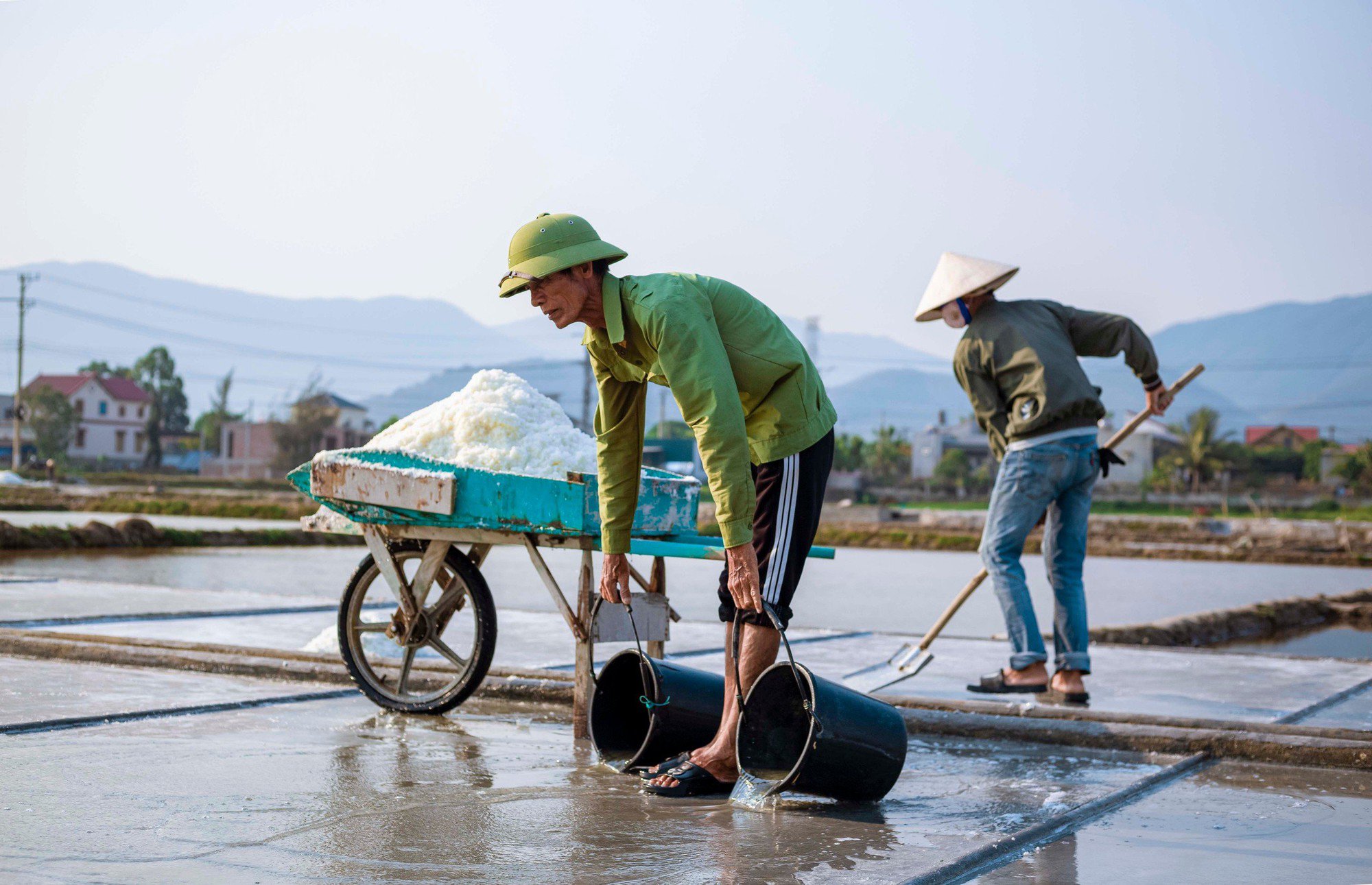 Diêm dân oằn mình chắt chiu từng hạt muối nhưng giá muối giảm mạnh- Ảnh 4.