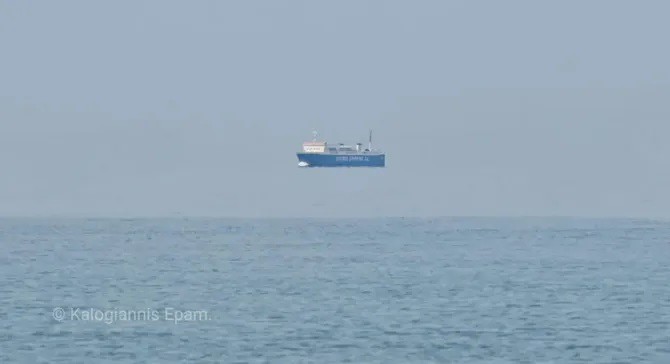 Tàu chở hàng Achilleas được nhiếp ảnh gia người Hy Lạp Nontas Kalogiann chụp lại “lơ lửng giữa không trung”