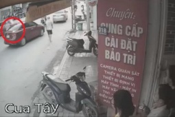 Tin tức trong ngày - Clip: Quay xe chậm rãi, ô tô vẫn lĩnh tai họa bất ngờ từ nữ tài xế chạy xe máy