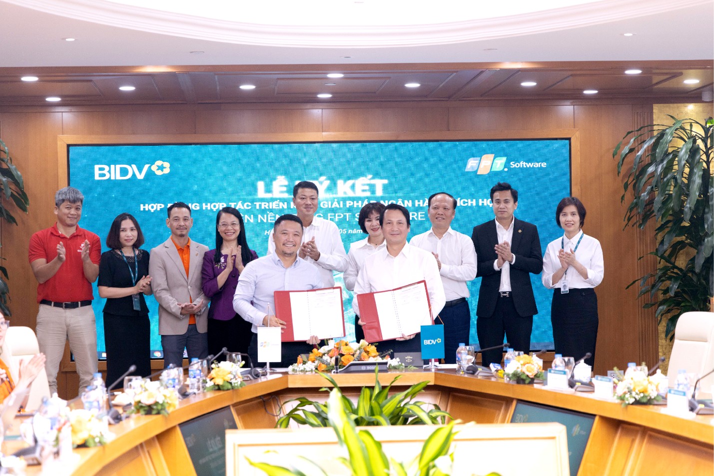 Ông Nguyễn Khải Hoàn – Phó Tổng Giám đốc FPT Software (hàng đầu bên trái) tại lễ ký kết cùng ông&nbsp;Trần Long – Phó&nbsp;Tổng Giám đốc BIDV (hàng đầu bên phải) (ảnh FPT Software)