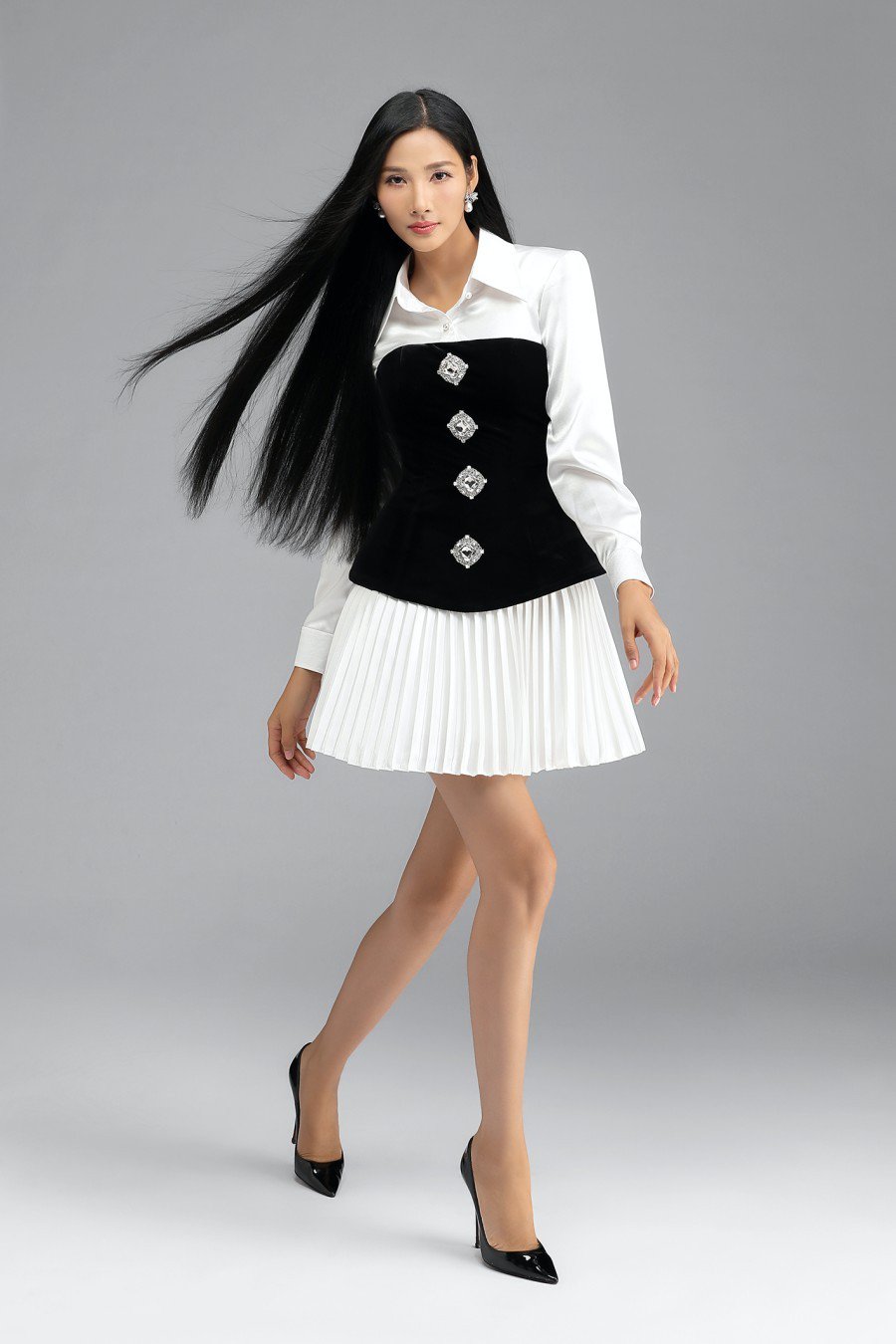 Chung Thanh Phong gợi ý biến hóa phong cách từ đi làm đến khi dự tiệc chỉ trong một set đồ. Chỉ cần mặc corset bên ngoài trang phục công sở gồm sơ mi trắng và chân váy xếp ly, các cô gái đã có bộ cánh dự tiệc hấp dẫn.