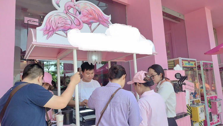 Bén duyên với ngành kem Ý từ năm 2018, anh Tân đã tạo ra nhiều sản phẩm kem thu hút khách hàng tại thị trường Việt.