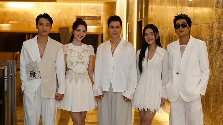 Việt Anh (giữa) bên cạnh 4 diễn viên trẻ đóng vai chính phim "Những nẻo đường gần xa"