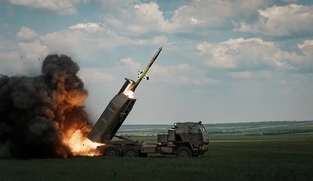 Đức mua 3 hệ thống HIMARS cho Ukraine - 1