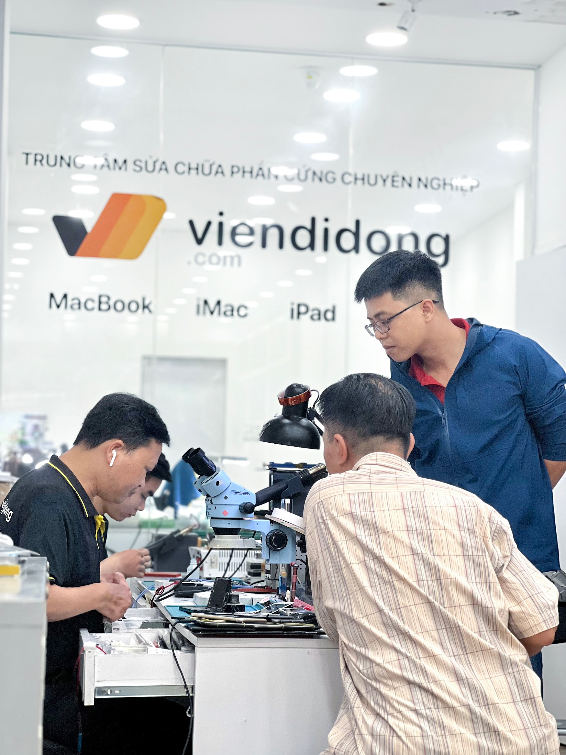 Khách hàng trực tiếp được quan sát quá trình kỹ thuật viên thao tác sửa máy.