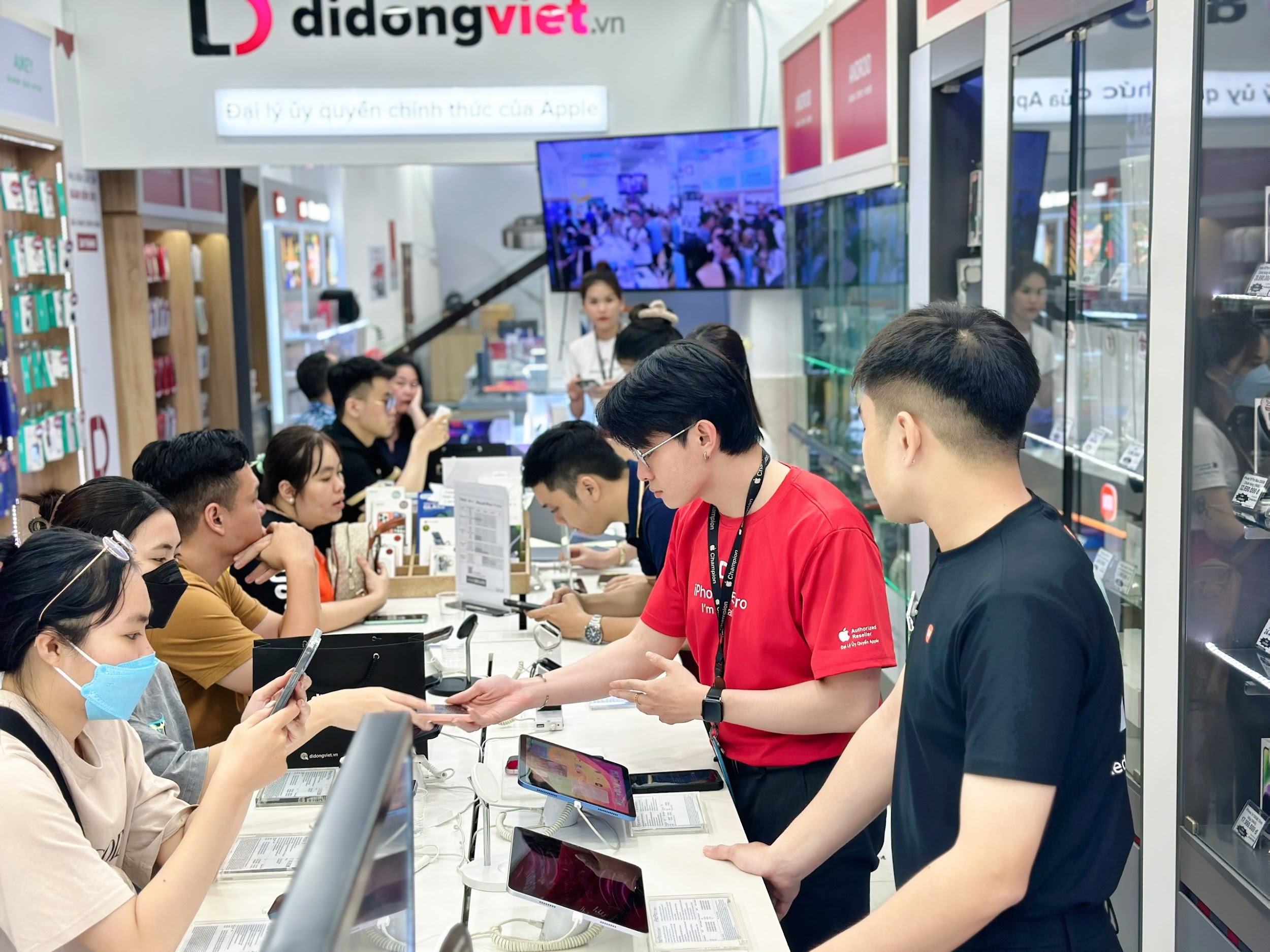 Khách hàng tin tưởng chọn Di Động Việt để mua sắm iPhone và các sản phẩm công nghệ chính hãng.