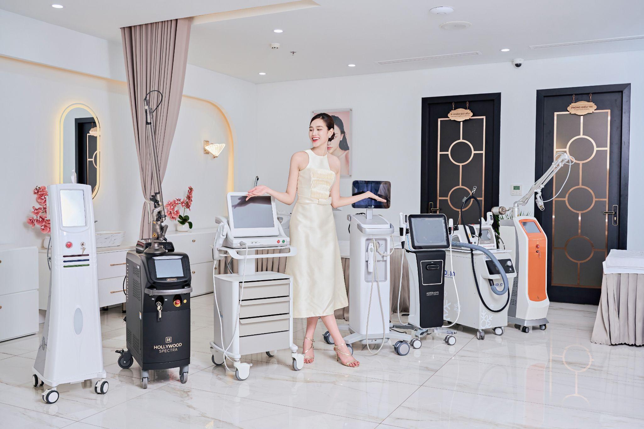 Hoa hậu Đỗ Hà bên những trang thiết bị, máy móc làm đẹp hiện đại