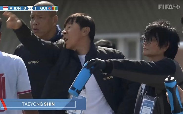 Phản ứng gay gắt của HLV Shin Tae Yong, người bị thẻ đỏ sau khi tiếp tục mắng nhiếc trọng tài dù đã bị 1 thẻ vàng ngay trước đó