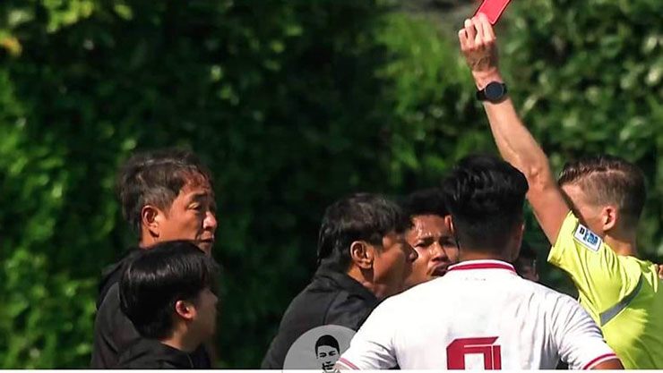 U23 Indonesia lỡ vé Olympic: HLV Shin Tae Yong bị thẻ đỏ, cựu trọng tài  FIFA nói xứng đáng