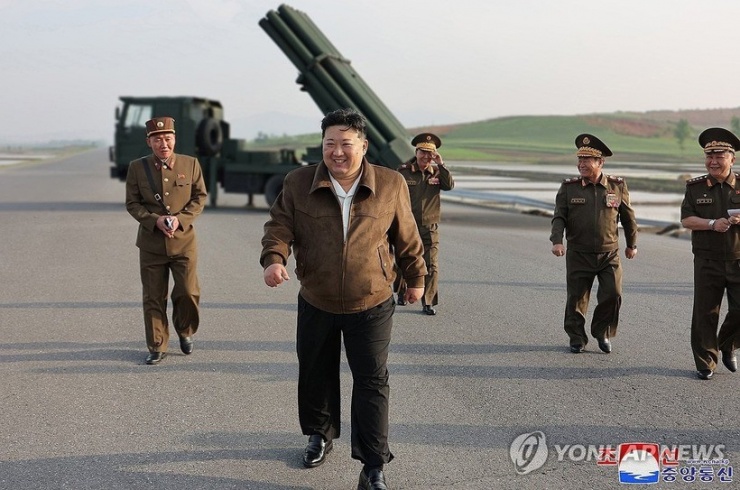 Hình ảnh ông Kim Jong Un tới thị sát việc bắn thử hệ thống phóng tên lửa đa nòng . Ảnh: KCNA