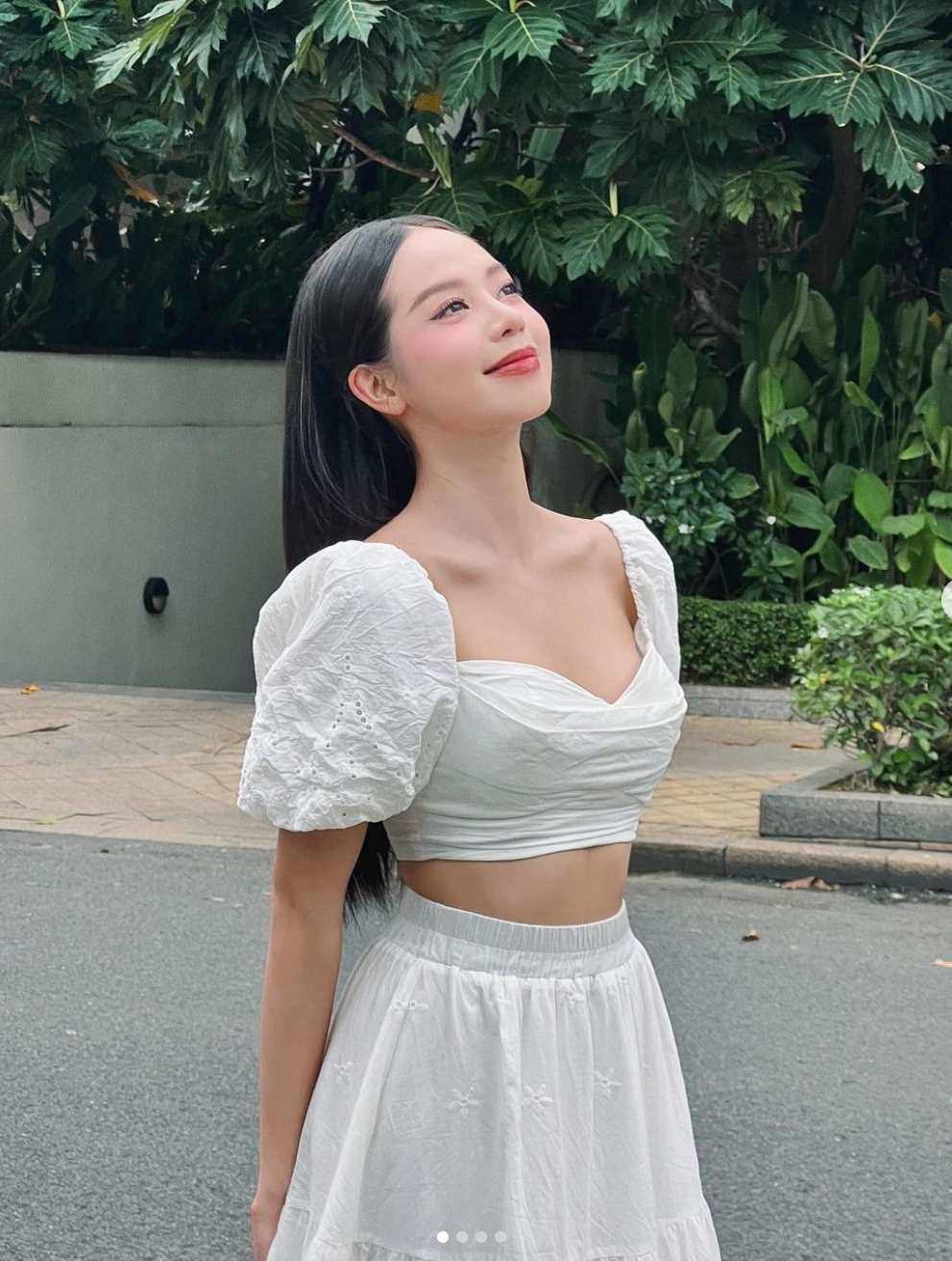 Đương kim Hoa hậu Việt Nam táo bạo với váy xẻ, hiếm hoi khoe vòng 1 sau chỉnh sửa - 4