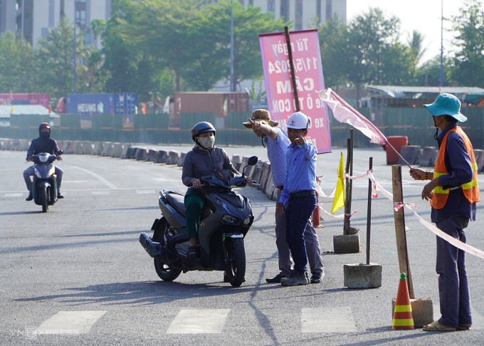 Nút giao An Phú thông thoáng khi bắt đầu phân luồng, lượng xe giảm nhờ cuối tuần