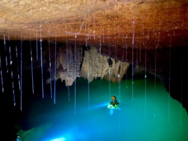 Bí ẩn hồ nước màu xanh ngọc bích nằm “lơ lửng“ vừa được phát hiện ở Quảng Bình