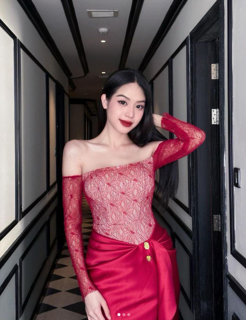 Đương kim Hoa hậu Việt Nam táo bạo với váy xẻ, hiếm hoi khoe vòng 1 sau chỉnh sửa - 5