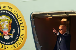 Thế giới - Tổng thống Biden mỉa ông Trump chuyện tiêm thuốc tẩy