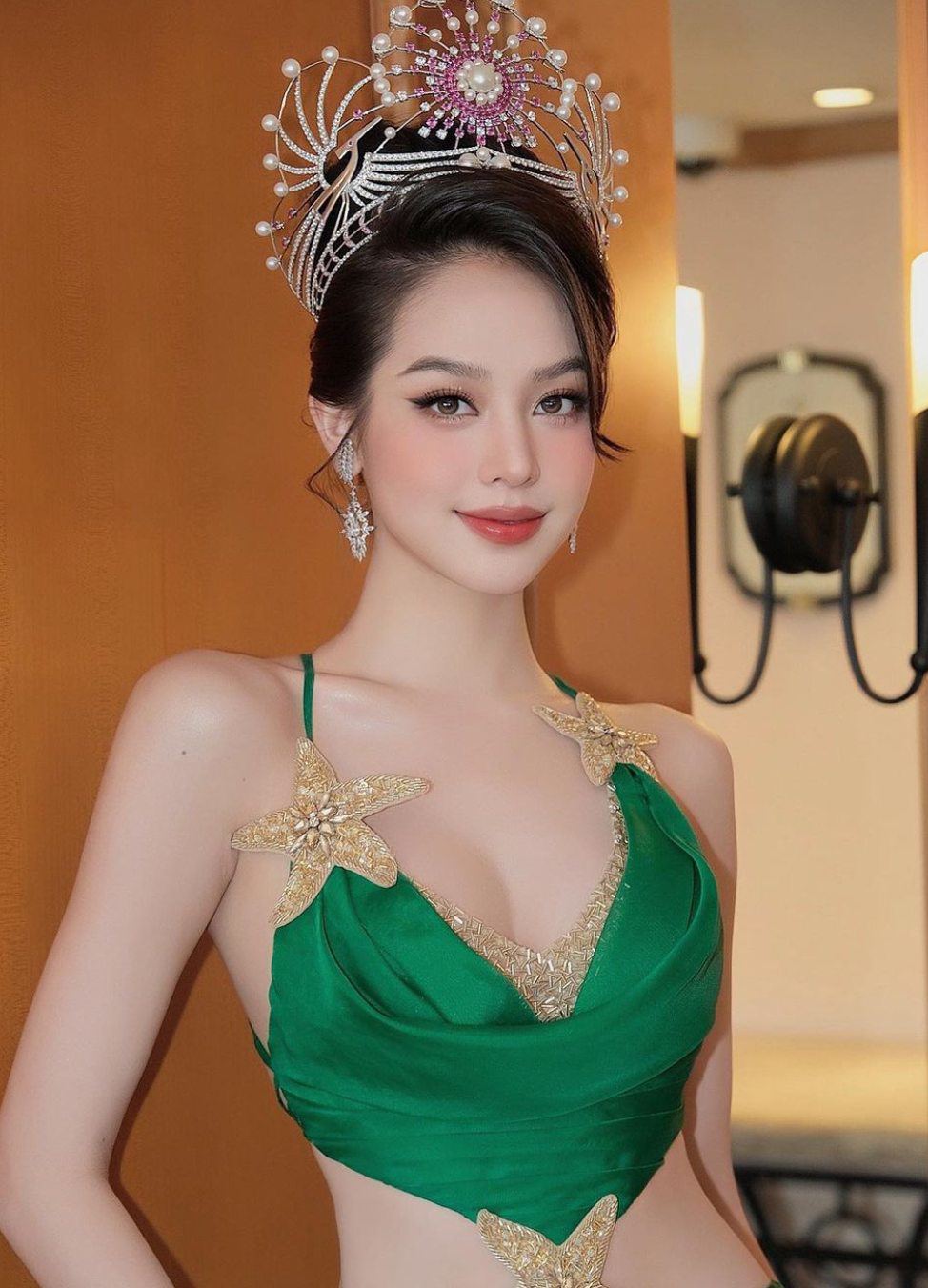 Đương kim Hoa hậu Việt Nam táo bạo với váy xẻ, hiếm hoi khoe vòng 1 sau chỉnh sửa - 6
