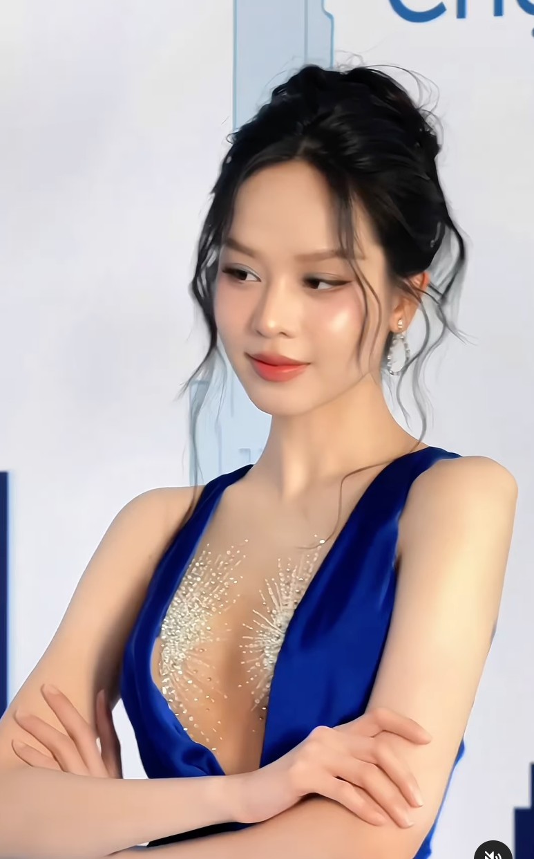 Đương kim Hoa hậu Việt Nam táo bạo với váy xẻ, hiếm hoi khoe vòng 1 sau chỉnh sửa - 2