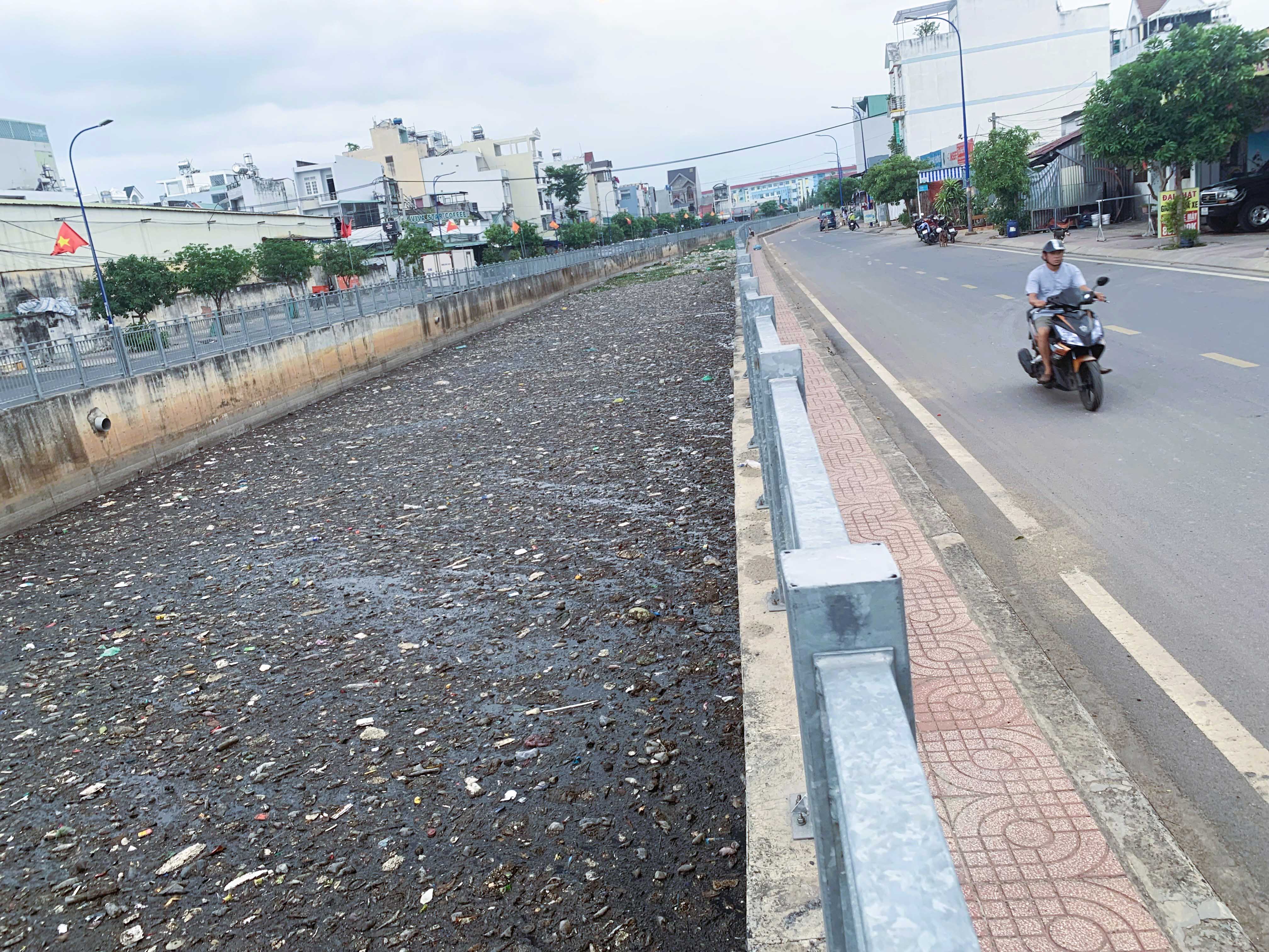 Dự án đầu tư cải tạo kênh Nước Đen (quận Bình Tân, TP.HCM) được triển khai và hoàn thành từ năm 2022. Tuy nhiên, sau 2 năm cải tạo, kênh Nước Đen vẫn chưa thực sự thay đổi, nguy cơ tái ô nhiễm do rác thải sinh hoạt, lục bình... ùn ứ dưới dòng kênh.